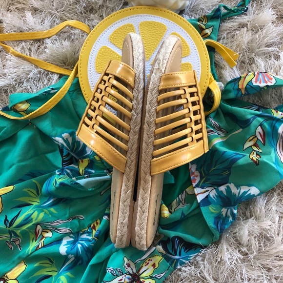 NEW ‘Lizzy’ Yellow Slides - Picture 3 of 7